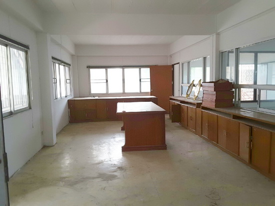 บ้านเดี่ยว 2 ชั้น พร้อมอาคารสำนักงาน 4 ชั้น ซ.งามวงศ์วาน 47 ชินเขต เนื้อที่ 150.2 ตร.ว. ถ.งามวงศ์วาน บางเขน กรุงเทพฯ สวย ตกแต่งด้วยไม้สักทอง