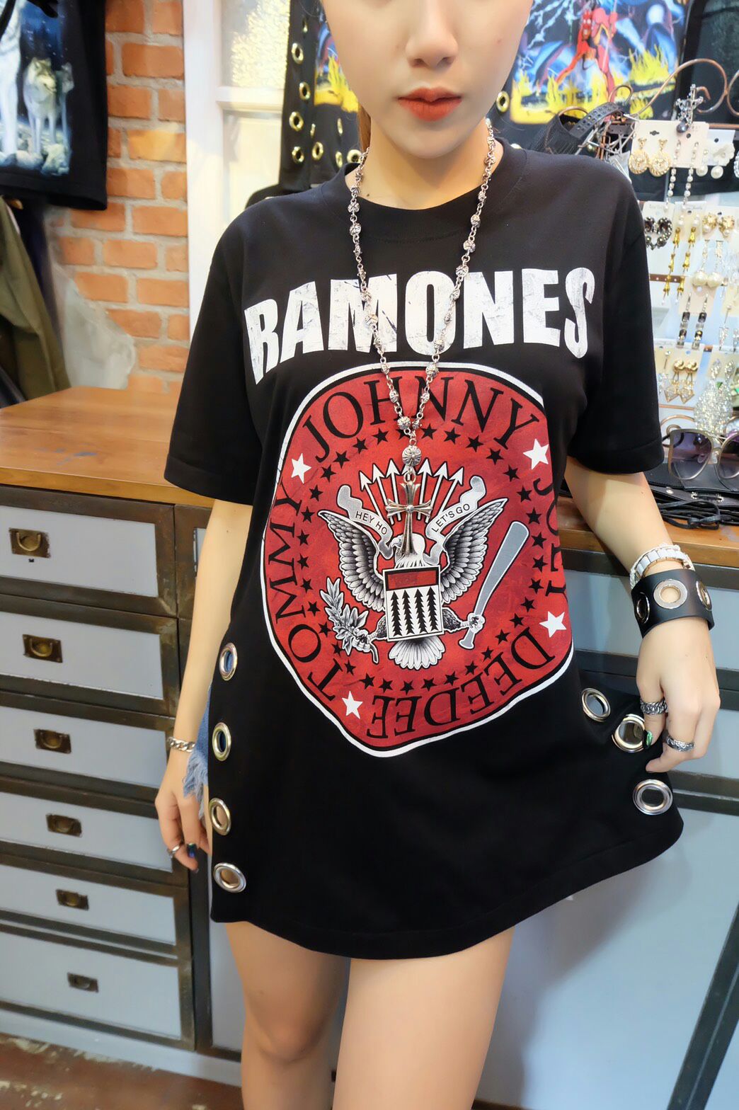 เสื้อยืดร็อค ดีเทลผ่าข้างตอกห่วงเก๋ๆ