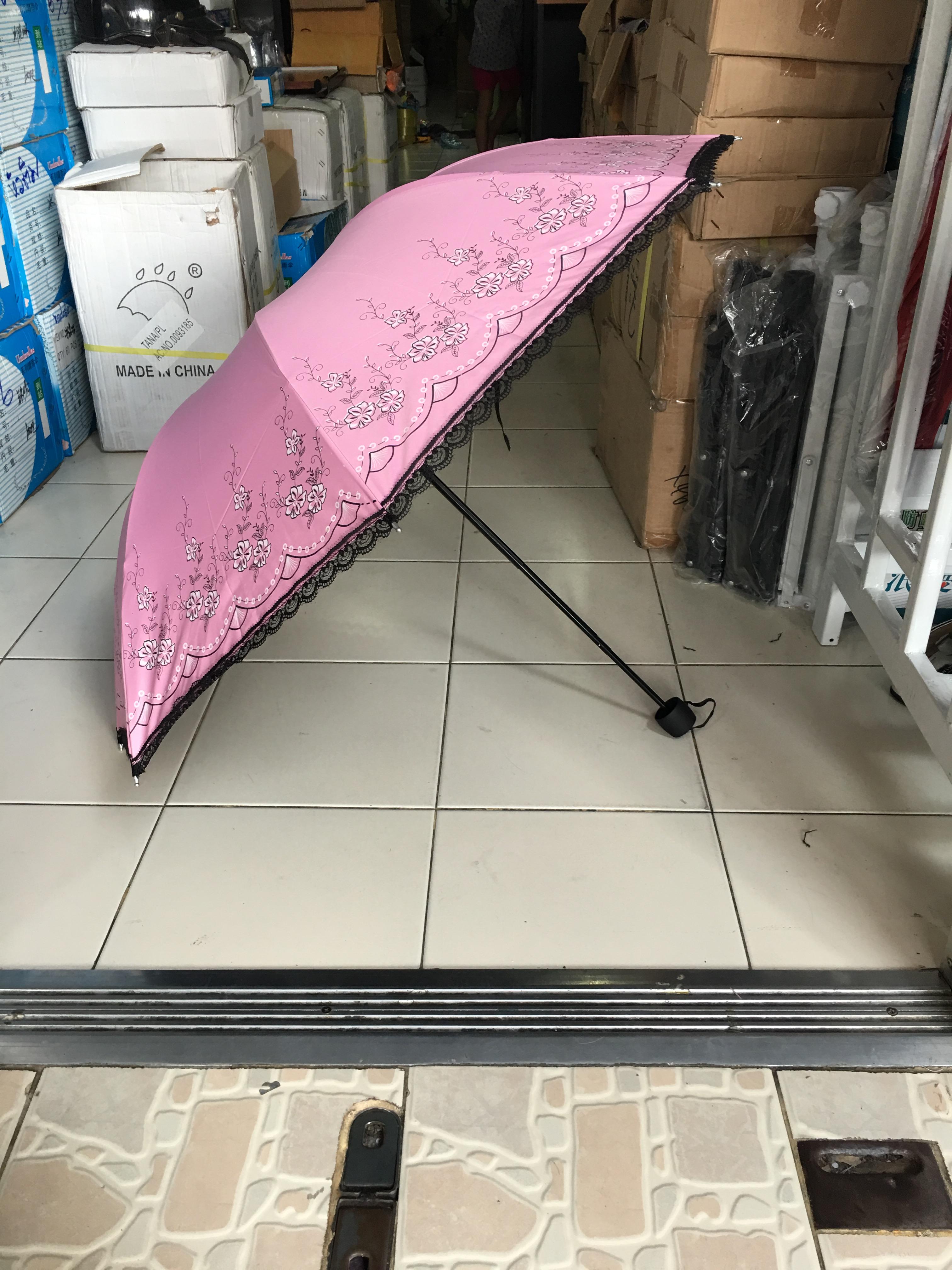 ร่มโค้งแฟชั่นลายดอกไม้มีระบายยูวีสีดำ