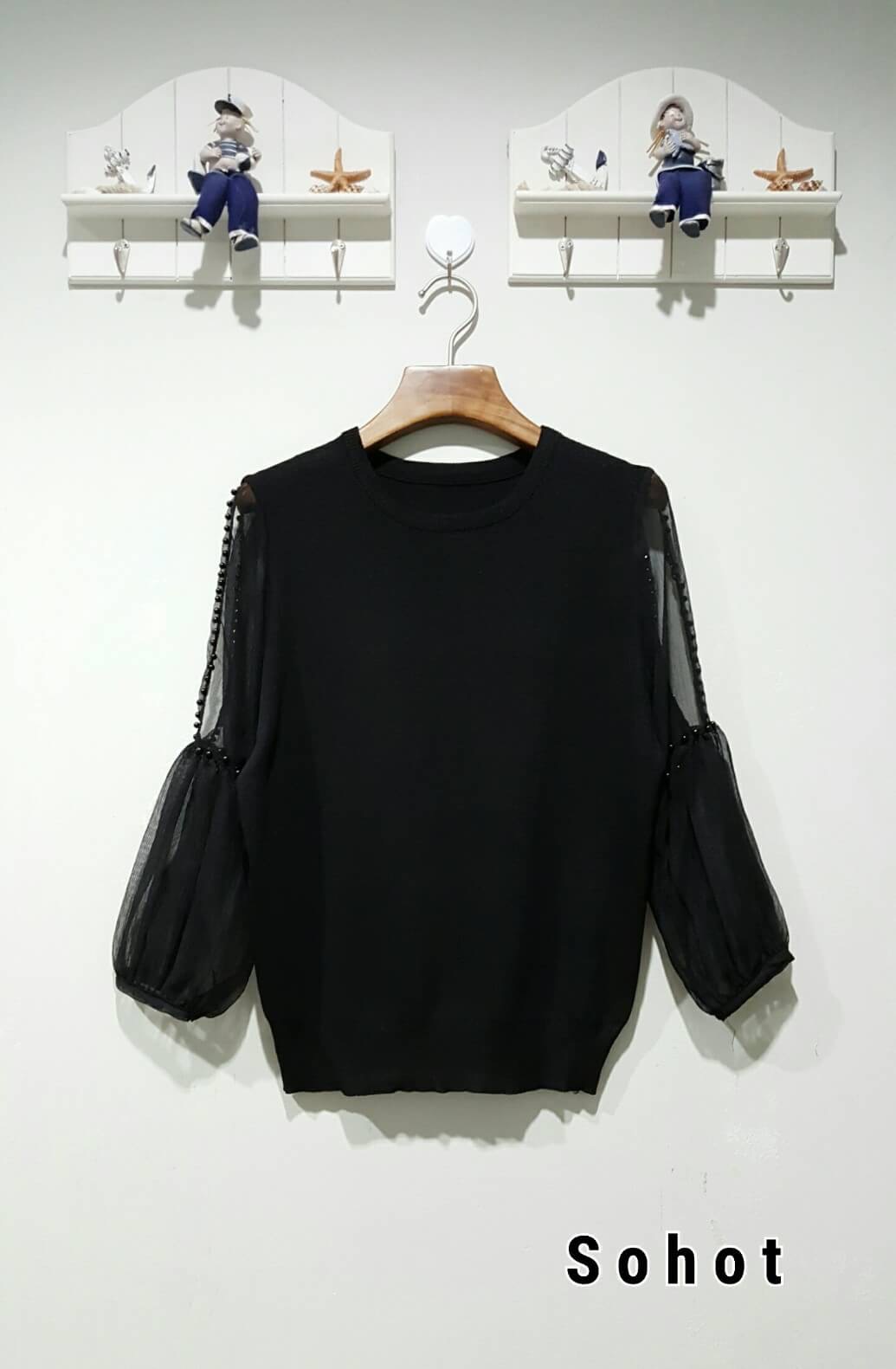 เสื้อไหมพรมงานสไตล์ Korea เนื้อผ้าบางไม่หนา แขนใช้ผ้าซีทรูประดับมุกสีดำ ใส่สบายงานสวยน่าใส่มากๆ ค่ะ