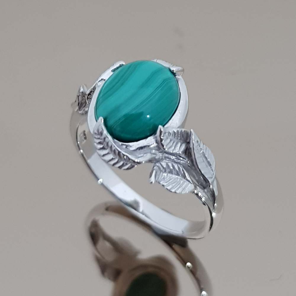 แหวนมาลาไคท์ แหวนหินนําโชค แหวนพลอยแห้ สีเขียว เงินแท้ 925 Malachite Leaves Design on Prong&Shrank Oval Shape 10x8 mm Ring