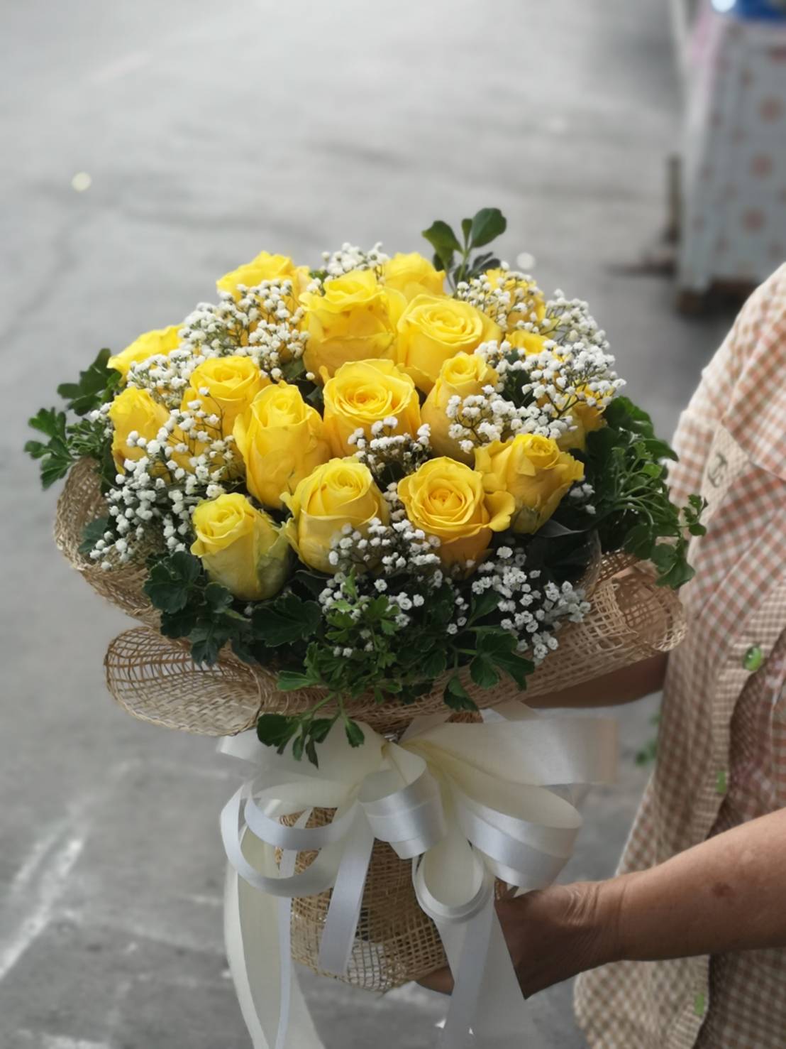 ช่อกุหลาบสีเหลือง 19 ดอก ห่อด้วยตะข่ายสีน้ำตาล