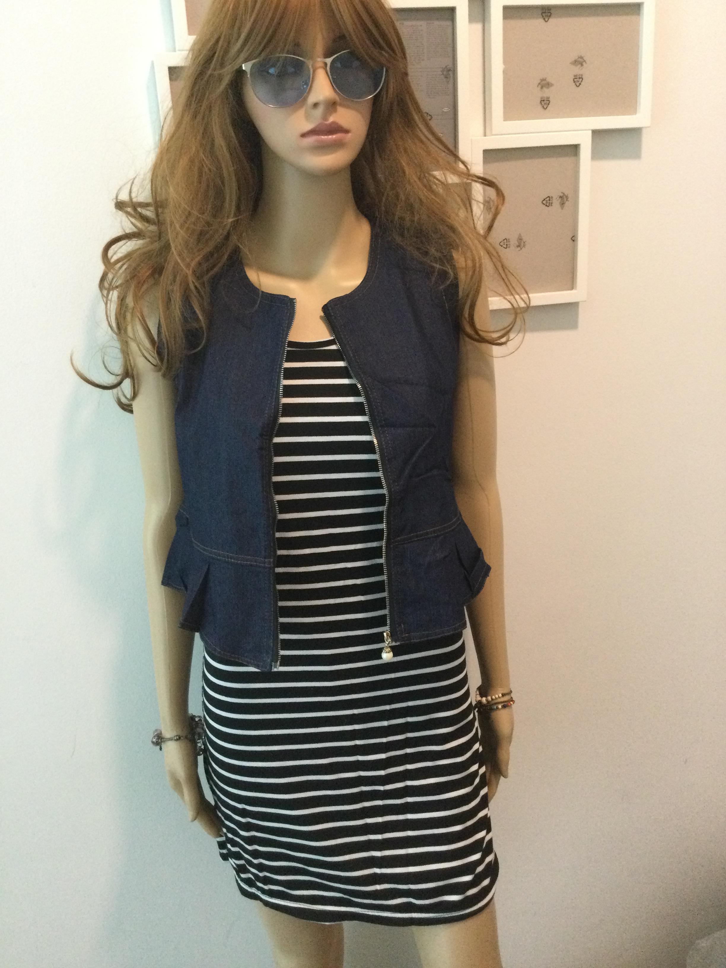 เซตเสื้อผ้าdenim แขนกุดแต่งซิปมุกด้านหน้า มาพร้อมเดรสตัวยาวผ้ายืดใส่สบายลายขาวดำเข้าเซตใส่แบบรูดซิปคลุมหรือแบบปล่อย