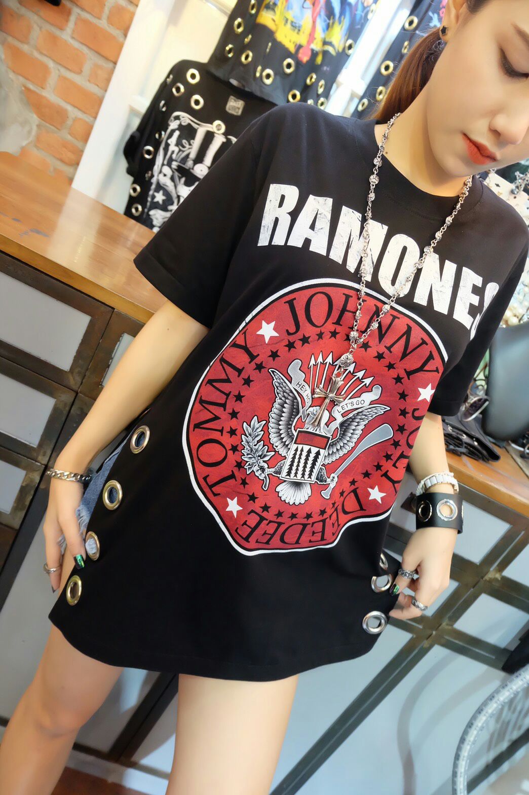 เสื้อยืดร็อค ดีเทลผ่าข้างตอกห่วงเก๋ๆ