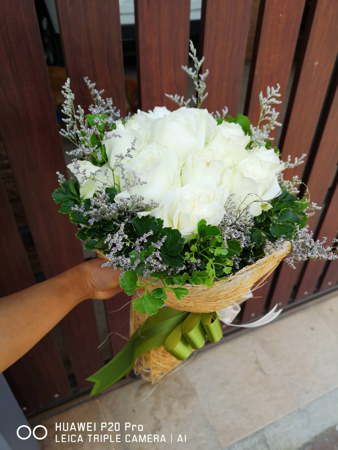 ช่อดอกกุหลาบสีขาวแทนความรู้สึก