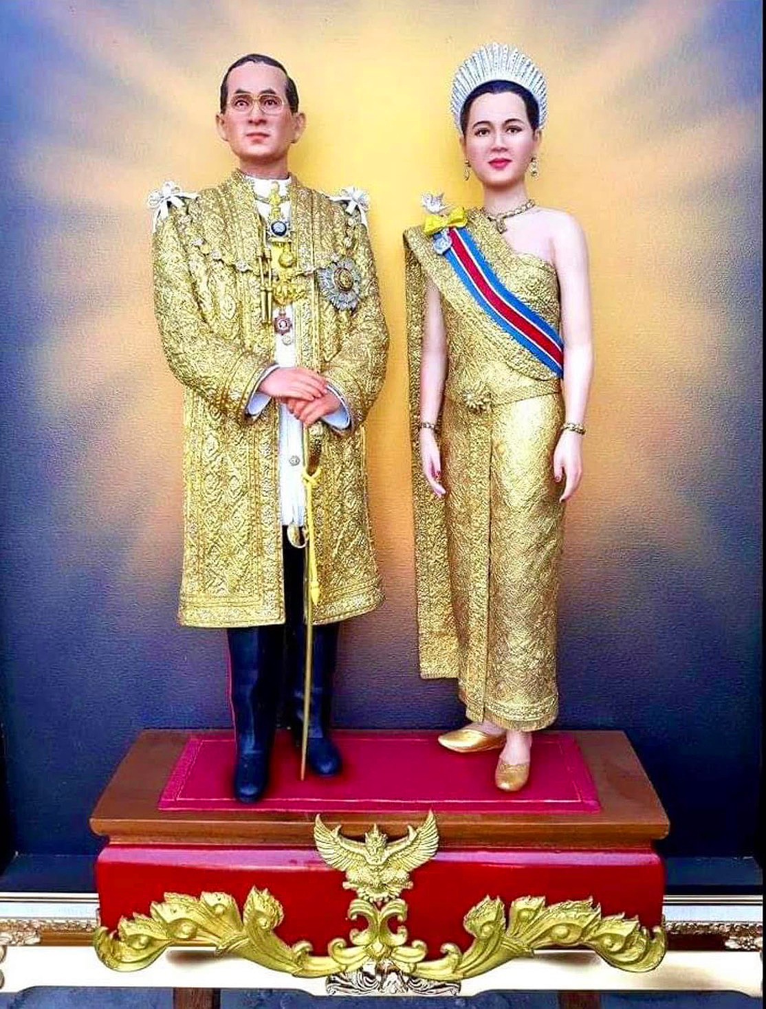 พระบรมรูปในหลวงรัชกาลที่9 คู่กับพระราชินี พระพันปี รูปปั้นหุ่นขี้ผึ้ง