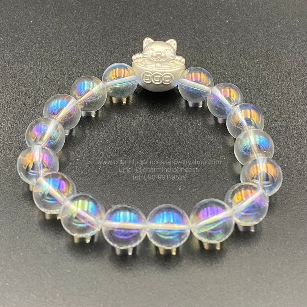 ออร่าควอตซ์ หรือ Aura Quartz 10 มม ช่วยชาร์จพลังงานแห่งความสั่นสะเทือนของความสุข, ความเบิกบาน, และความคิดบวกให้แก่เรา พร้อมแมวนางกวัก นั่งบนก้อนทอง เรียกเงินทองโชคลาภ