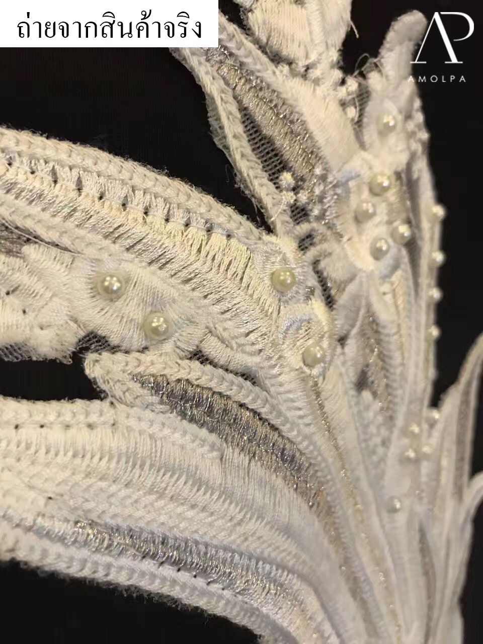 เสื้อฺปักปีกนกสีขาวแซมมุข งานปักแน่นมาก ขนไม่หลุดแน่นอนค่ะ ช่วงอกแต่งเชือกสานไขว้ไปมา ดูเก๋แบบมีสไตล์ ใส่แล้วดูแพง ดูดี ไม่โหล จะแมทซ์กับอะไรก็ดูดีไปหมด ห้ามพลาดเลยค่ะ