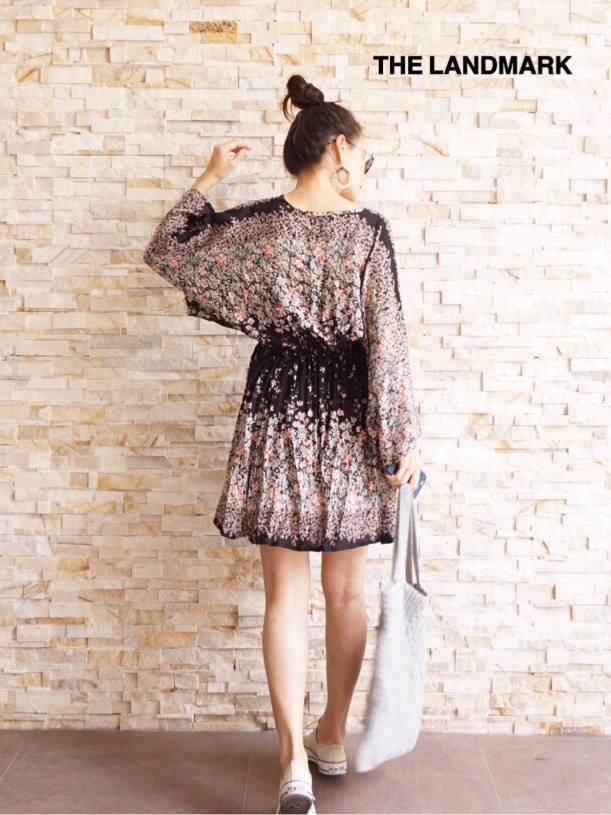 เดรสโบฮีเมียน ผ้าสปันลายดอกไม้น่ารักมากๆ คอวีลึก ช่วงเอวมีเชือกรูดเอว แขนบาน เล่นลายเชิงเก๋ๆ ใส่ชิวๆได้เลยนะคร้าสาวๆ