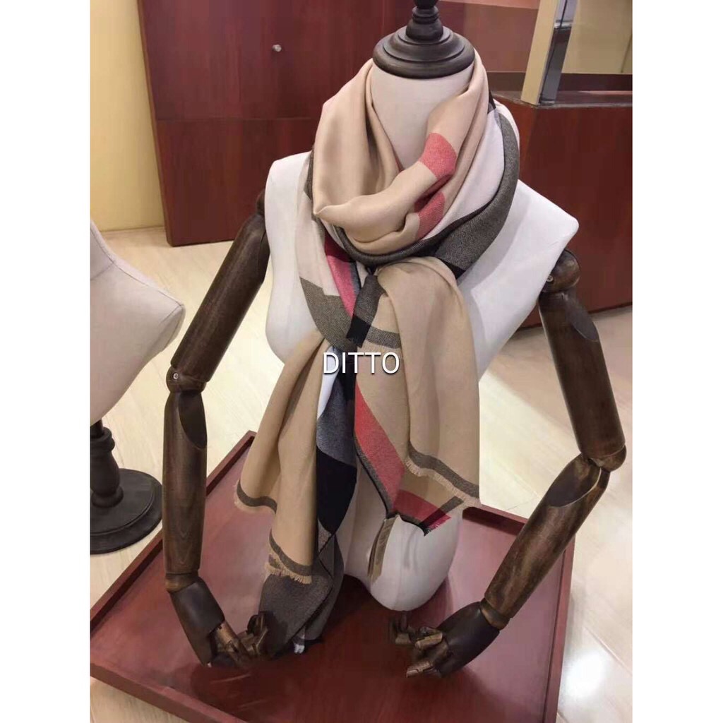 ผ้าพันคอ ผ้าคลุมไหล่ BURBERRY