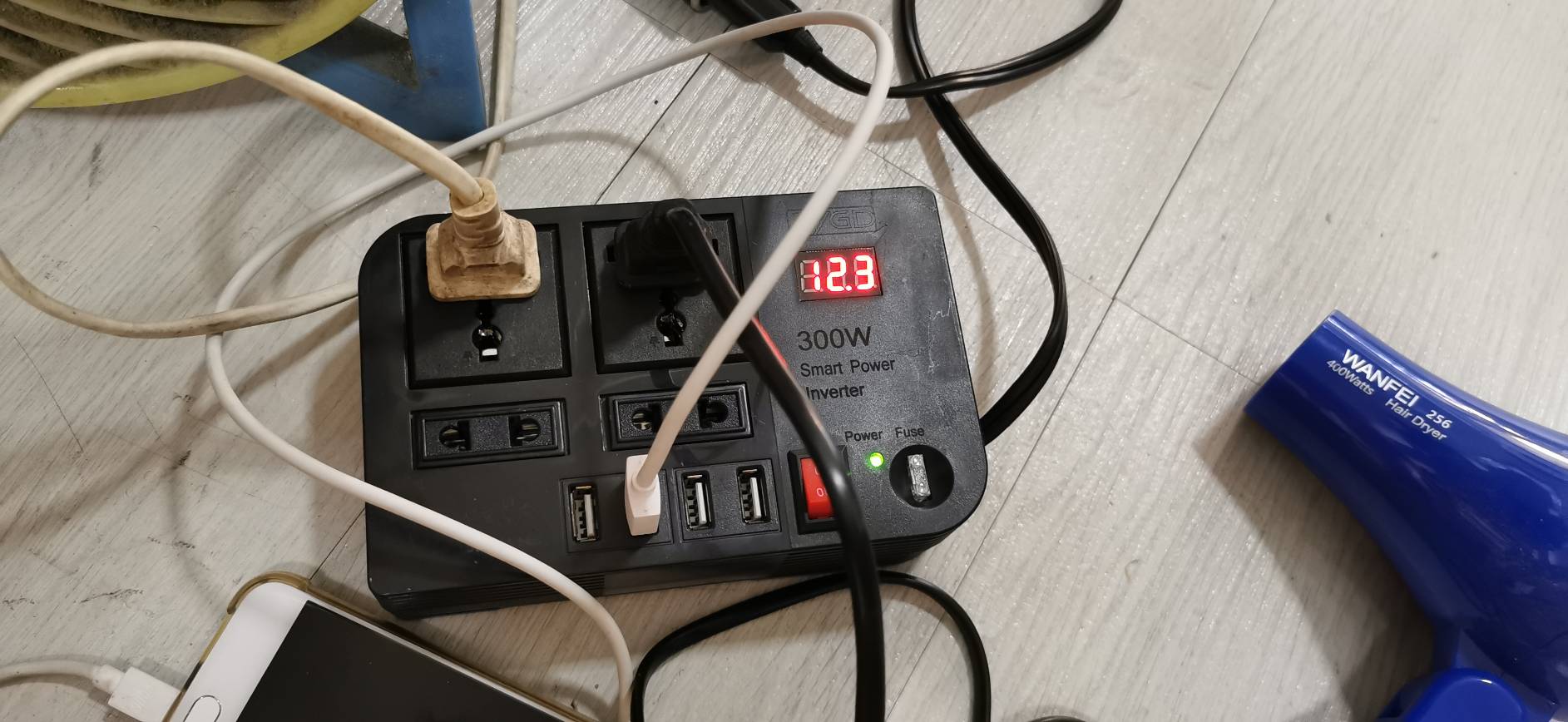 ADE15 ตัวแปลงไฟรถ 12V เป็นไฟบ้าน 220V รุ่นมีช่อง USB สำหรับเครื่องใช้ไฟฟ้าไม่เกิน 300 วัตต์