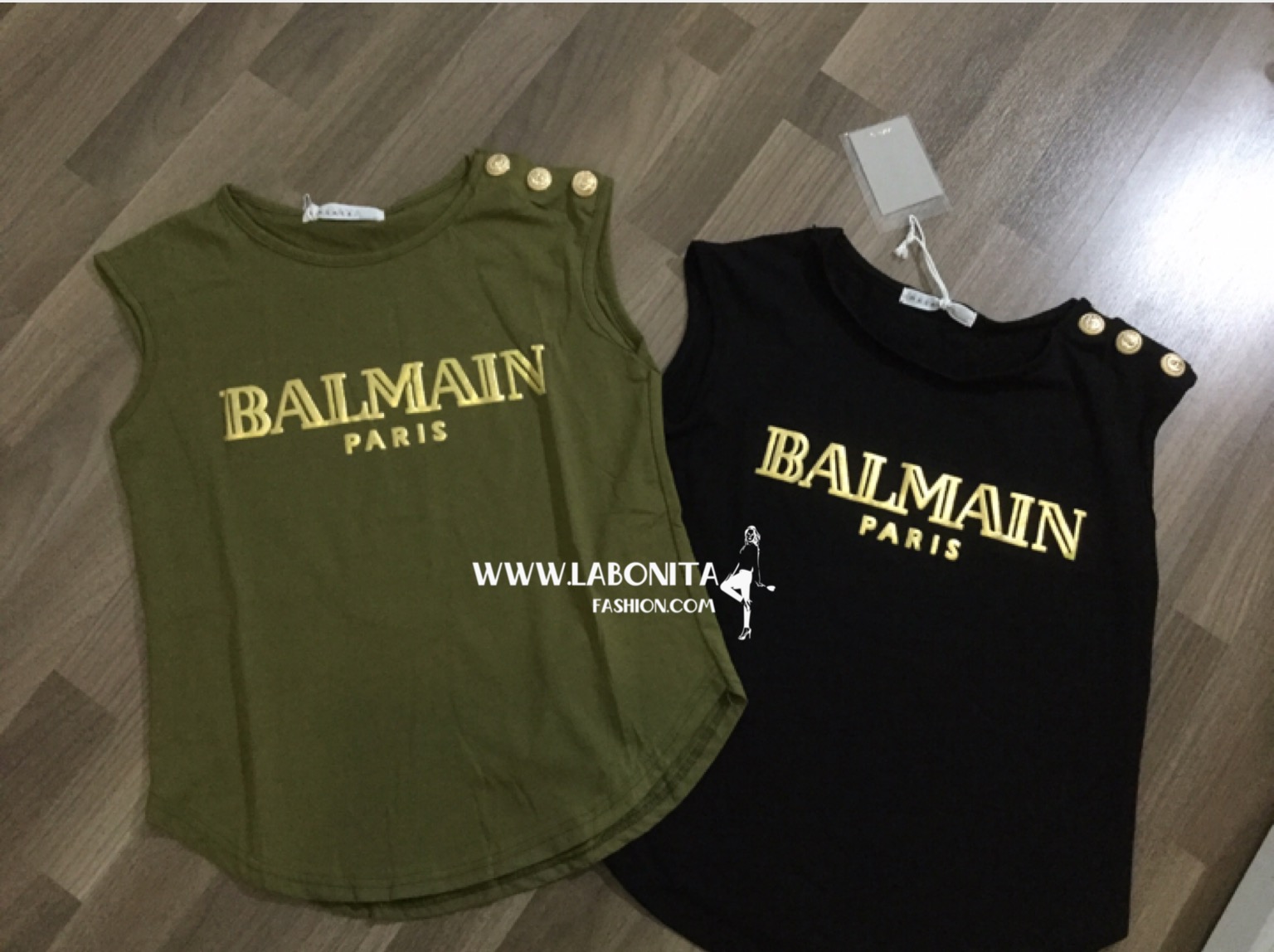 เสื้อยืดแขนกุด BALMAIN ติดกระดุมทองที่ไหล่แบบดาราใส่