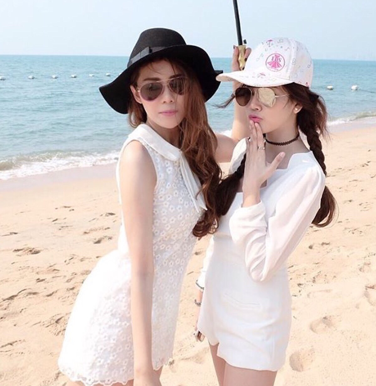 เดรสลูกไม้แก้วฉลุปกบัว ทรงAใส่สวยเลอค่ามากๆ ทรงเป๊ะ เนื้อผ้าใส่สบายมากๆค่ะ