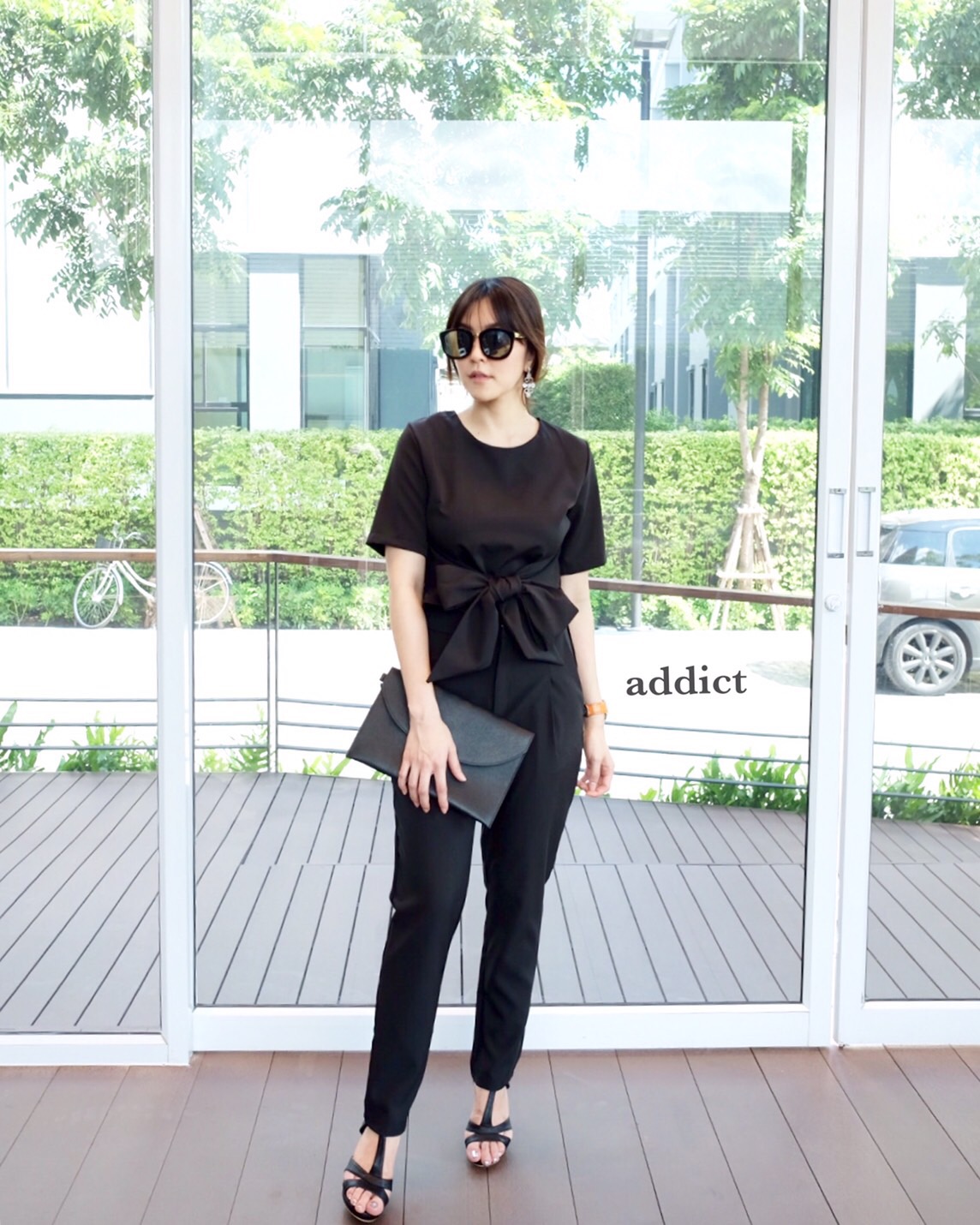 เสื้อแขนสั้นเก๋ๆ มีสายผูก จะผูกหน้าหรือหลังก็ได้