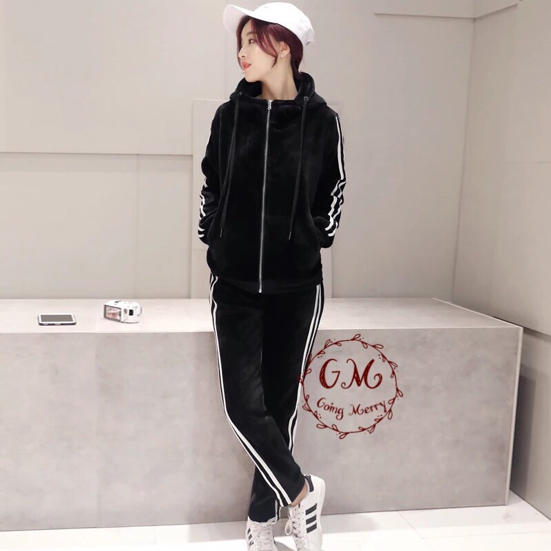 เสื้อ Jacket ผ้ากำมะหยี่ เนื้อดี นุ่มมากกก ค่ะ ผ่าด้านหน้า ซิปยาว มีฮูท แนวสปอร์ต ใส่แมทได้กะหลายอย่างนะค่ะ งานสั่งผลิต รับประกันงานคุณภาพค่ะ งานสวยมากกกแม่ค้าเฟิมเลยย
