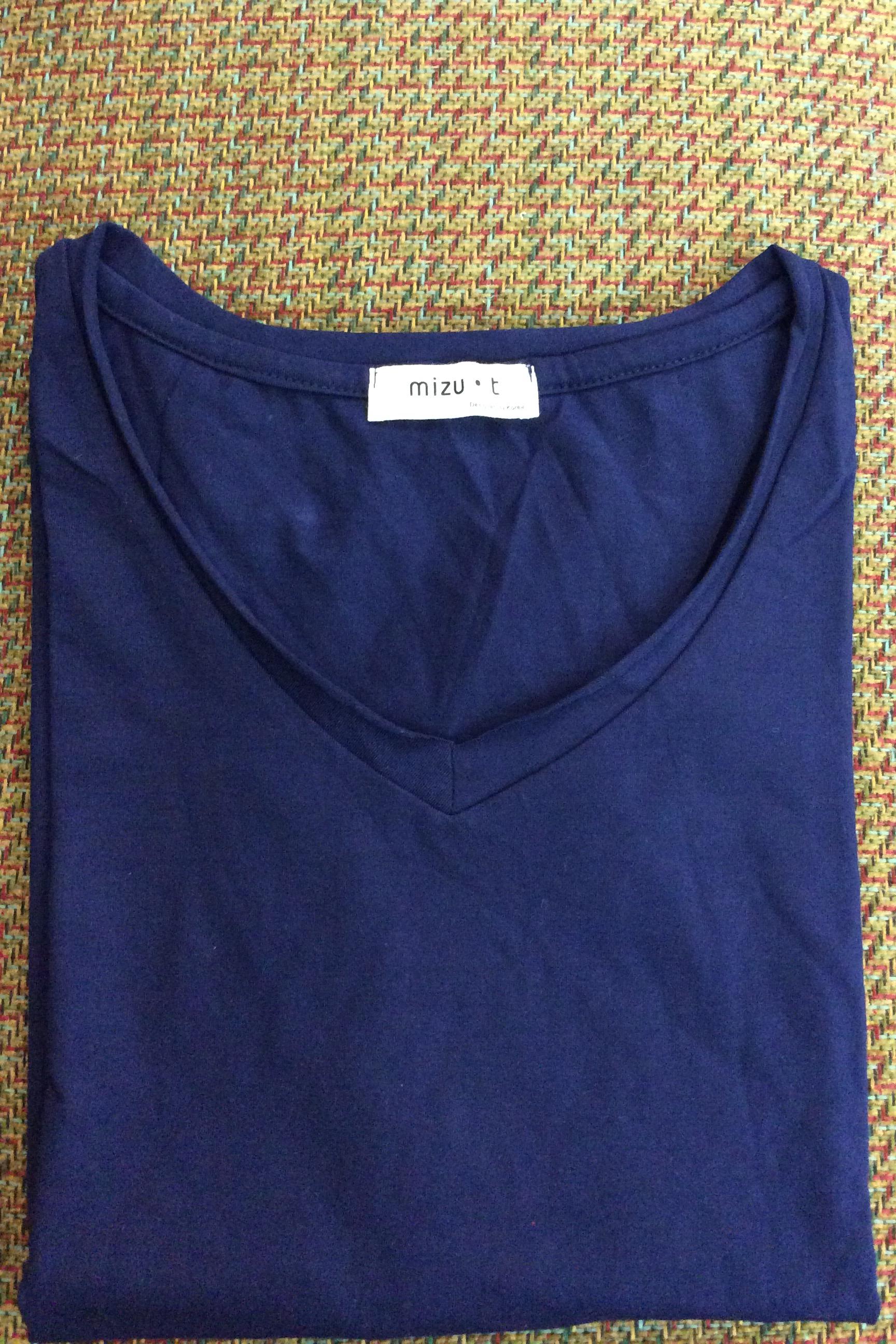 เสื้อยืดคอวีแขนสามส่วน ทรงสวยเหมาะกับสาวมั่นสุดๆ ทรงเข้ารูป ผ้ายืดใส่สบาย มี 9 สี จัดๆๆๆไปเลยย