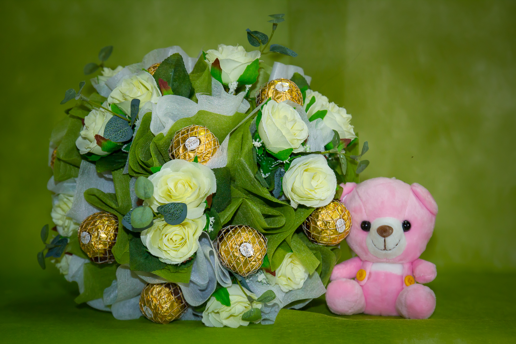 ช่อเฟอเรโร่ (Ferrero Rocher) 9 ลูก ดอกกุหลาบสีขาว กระดาษสีเขียว