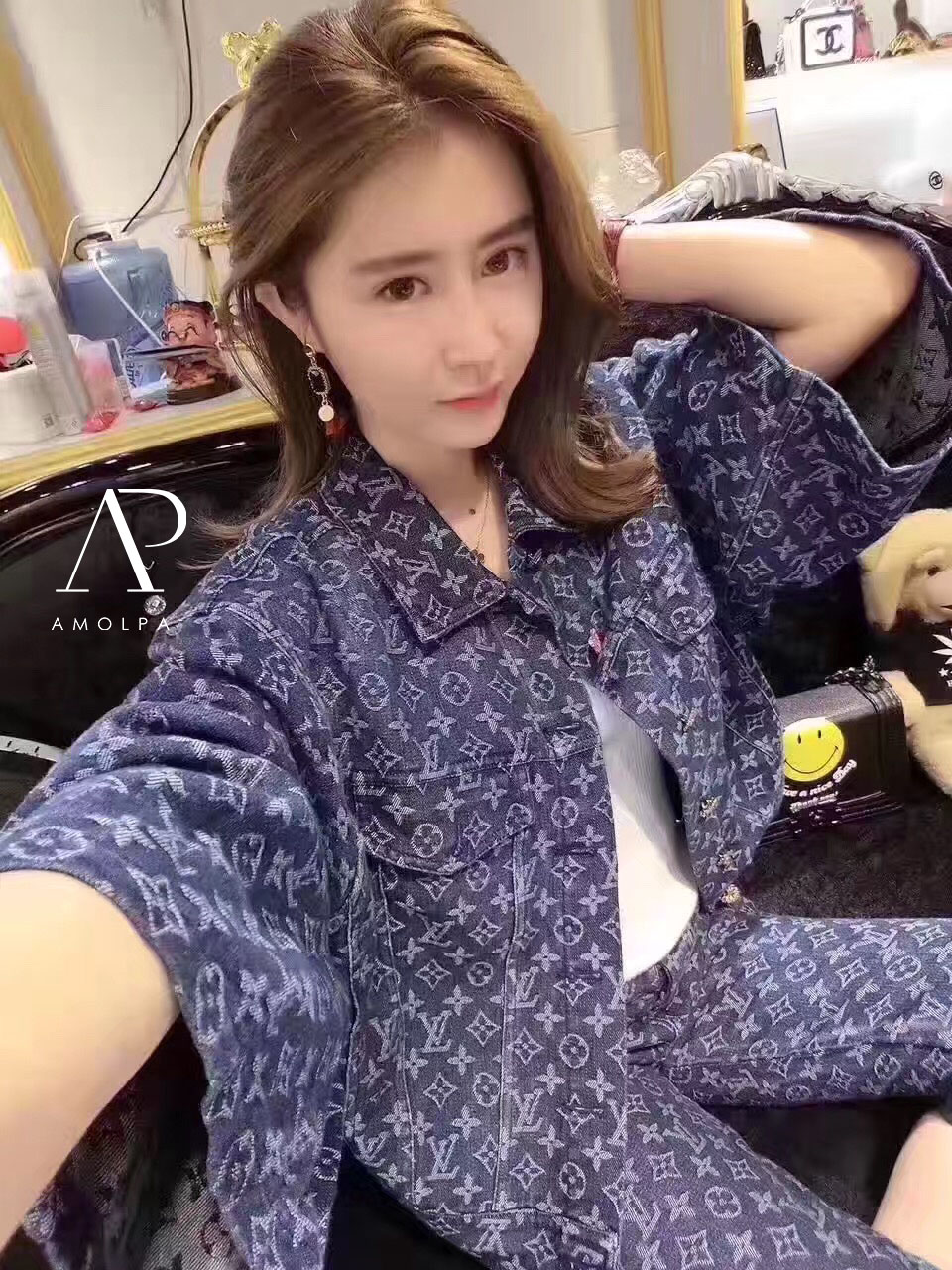 เซ็ท เสื้อ+กางเกง ยีนส์แท้ 100% เนื้อยีนส์อย่างดี มีน้ำหนัก ทอลายLVทั่วตัว ตัวเสื้อมีกระเป๋าคู่หน้าบริเวณอก แต่งกระดุมหน้าดอกไม้ตามช๊อป