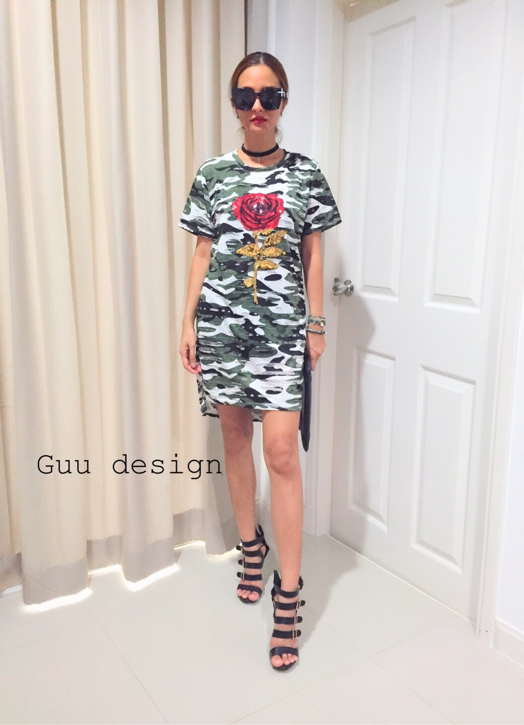 D&G ARMY ROSE รุ่นเดรสดีแอนด์จีอาร์มมี่ เนื้อผ้าคอตตอนยืดเนื้อหนานุ่มผ้ามีฉลุแทคเจอร์ในตัว ดีไซน์เป็นเสื้อยาวเดรสคอกลม แขนสั้น ผ่าข้าง ตกแต่งกริสเตอร์ลายกุหลาบดีแอนด์จี