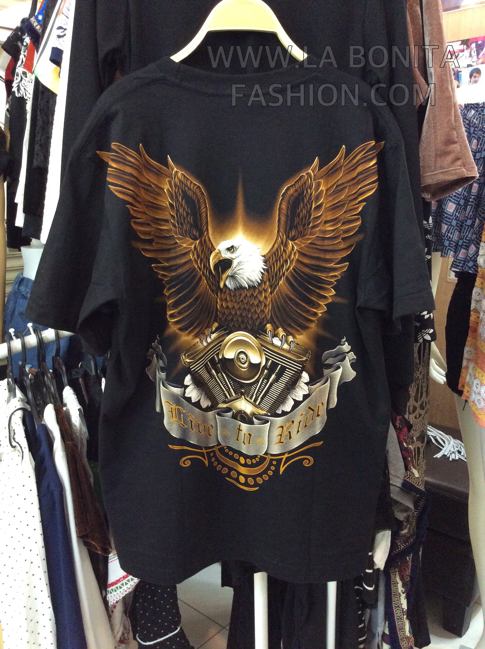 เสื้อยืดคอกลมสีดำ สกรีน3D ลายนกอิทรีกางปีกขับชอปเปอร์ ลายสกรีน3D สวยงาม ดูมีมิติ เสมือนจริง ลายสกรีนรูปนกอินทรีสีน้ำตาลทอง กางปีกผงาดอยู่เหนือชอปเปอร์คันงาม ลายสกรีนสวยเท่ห์มากๆค่ะ