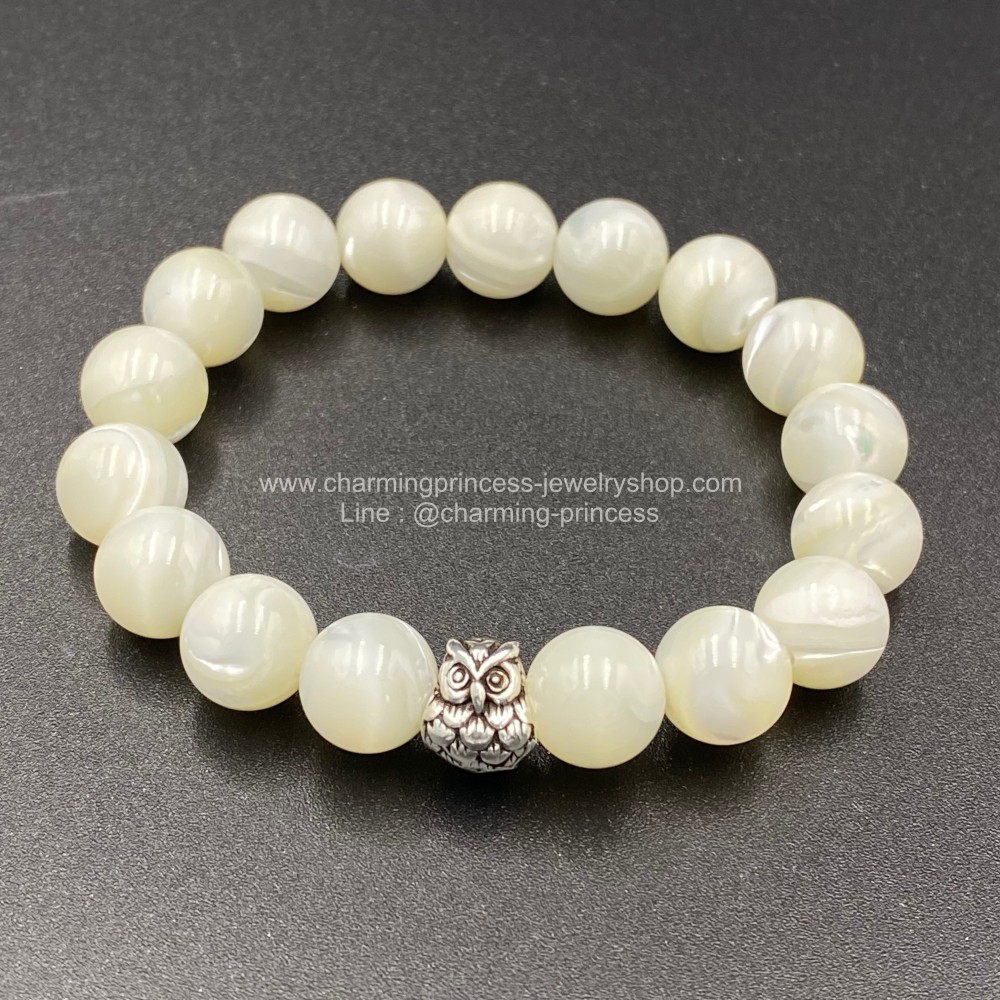 Mother of Pearl White มุก 10 มม ช่วยให้ความปรารถนาของผู้หญิงเกี่ยวกับความรักนั้นสมหวัง ร้อยพร้อม นกฮูกได้ชื่อว่าเป็นสัตว์แห่งปัญญา ความสุขุมรอบคอบและความร่ำรวย