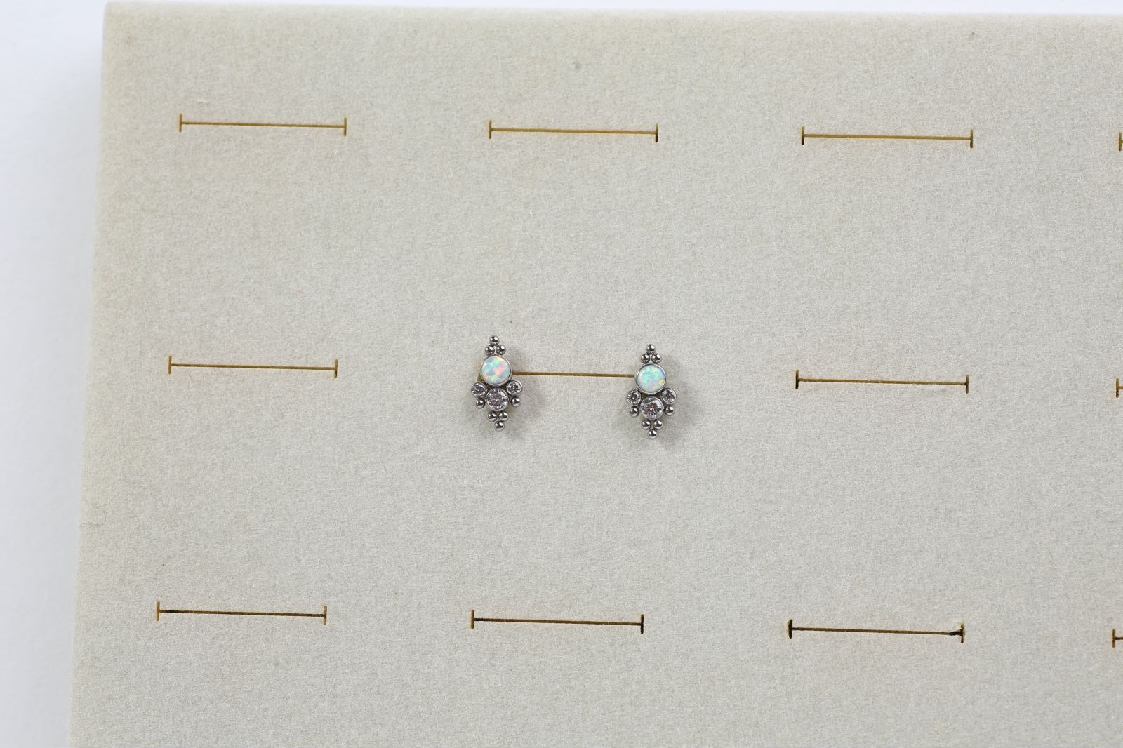 “เช็คสินค้าทัก line ก่อนโอนนะคะ”ไทเทเนี่ยม 100% ต่างหูสำหรับผิวแพ้ง่าย Monfra จิวแป้นแบนขันน็อต ขนาดก้านปกติ ราคา/ข้าง ETC147