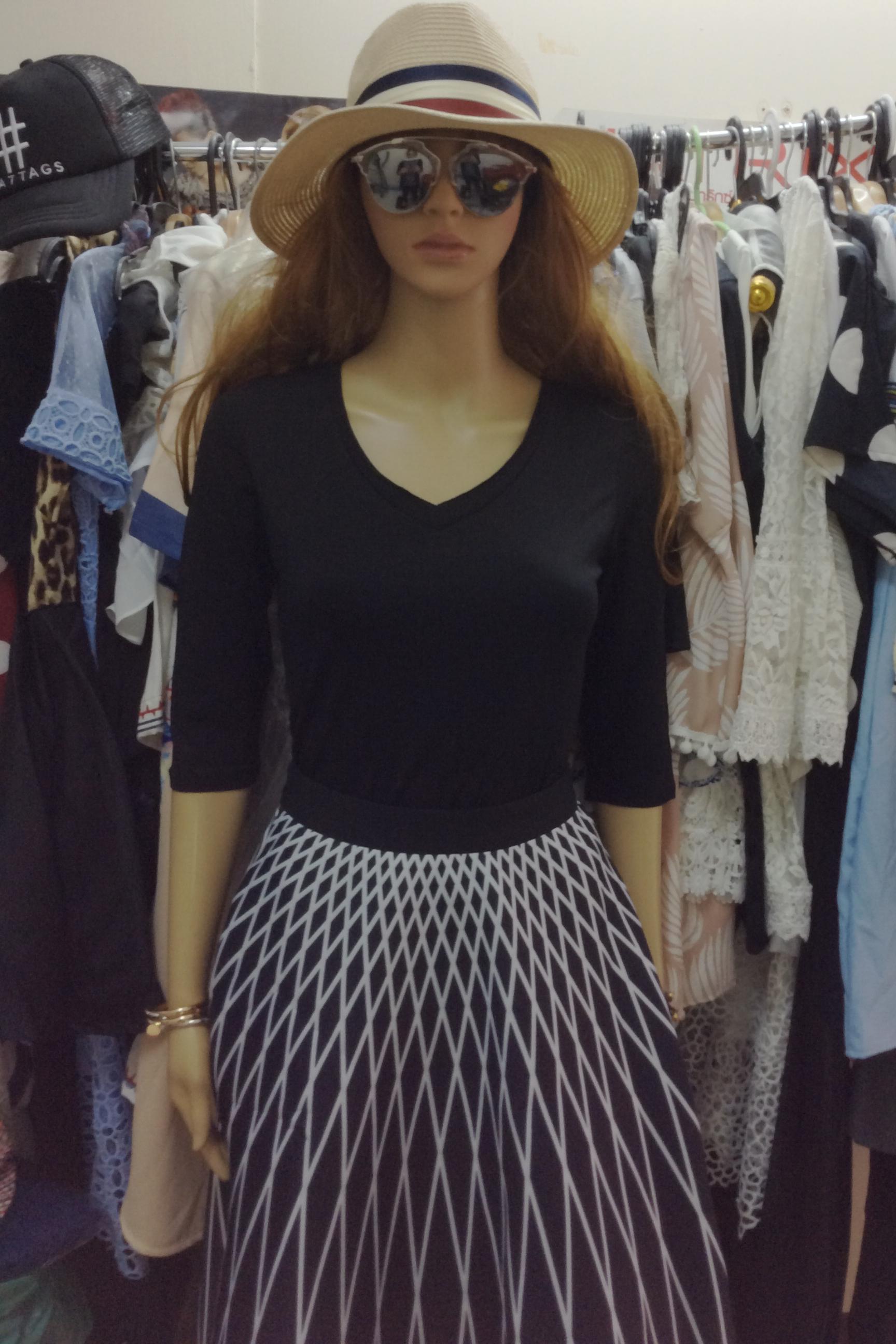 เสื้อยืดคอวีแขนสามส่วน ทรงสวยเหมาะกับสาวมั่นสุดๆ ทรงเข้ารูป ผ้ายืดใส่สบาย มี 9 สี จัดๆๆๆไปเลยย