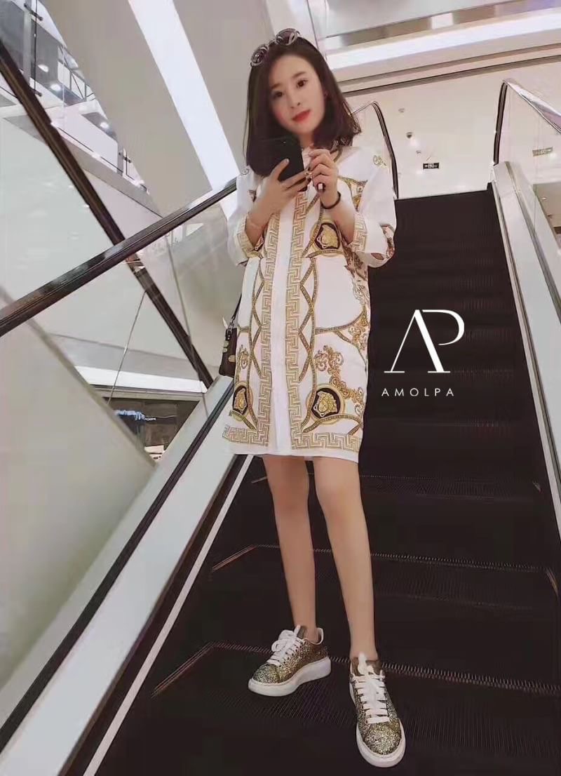 DRESS ลายVERSACE ปริ้นลายทั่วตัว ผ้าซิลล์ ลื่นๆเย็นๆ ใส่สบายมากๆ เดรสคอปกซ่อนรังดุม ผ้าใส่สบายมากๆค่ะ ห้ามพลาดเลยนะคะ ป้าย Tag VERSACE