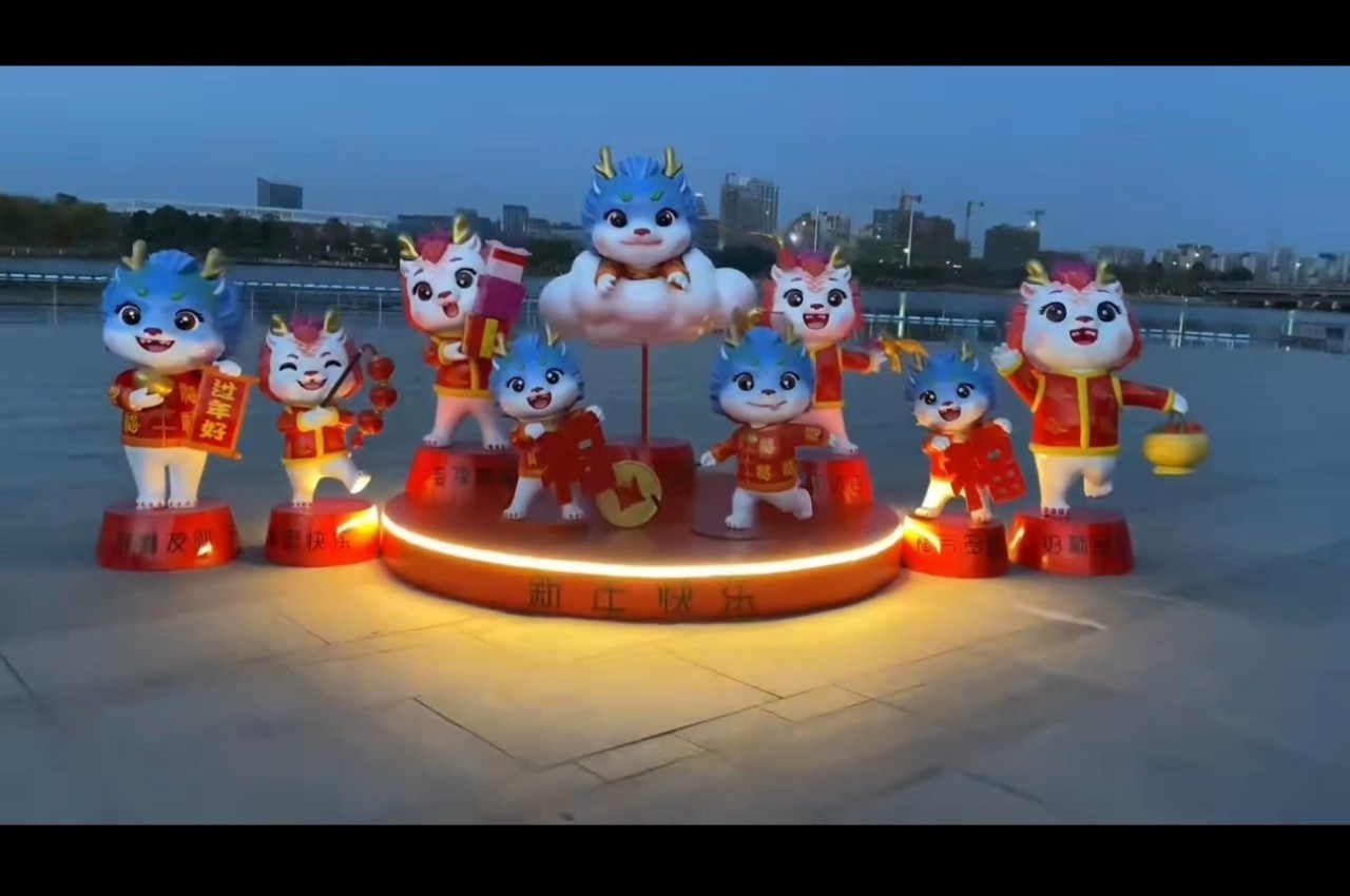 ตุ๊กตามงคลรูปสัตว์ ธีมตรุษจีนปีมังกรนี้ เรามีให้เลือกหลากหลายรูปแบบ ขนาด รวมไปถึงสีสัน 