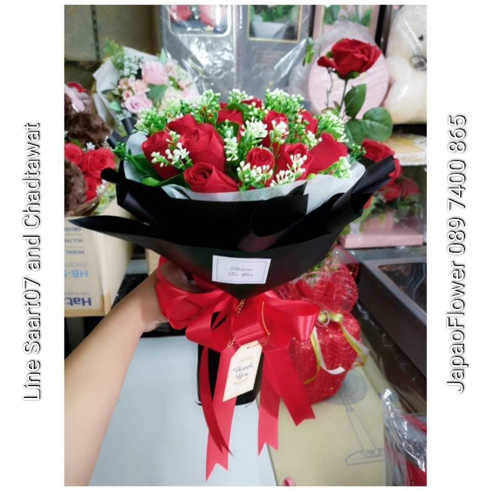 ช่อดอกกุหลาบแห้ง ห่อด้วยกระดาษสีดำ