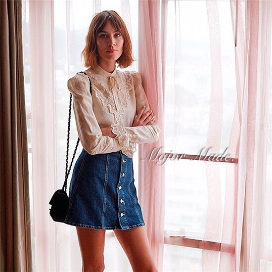 นาทีนี้ใครไม่มีไม่ได้นะคะ กระโปรงยีนส์Top shop กระดุมหน้า ดีไซส์น่ารัก ผ้ายีนส์แท้เนื้อสวย ใส่ง่าย แมทกับอะไรก็สวย ด้านในมี ซับในกางเกง ผ้านิ่มมาก