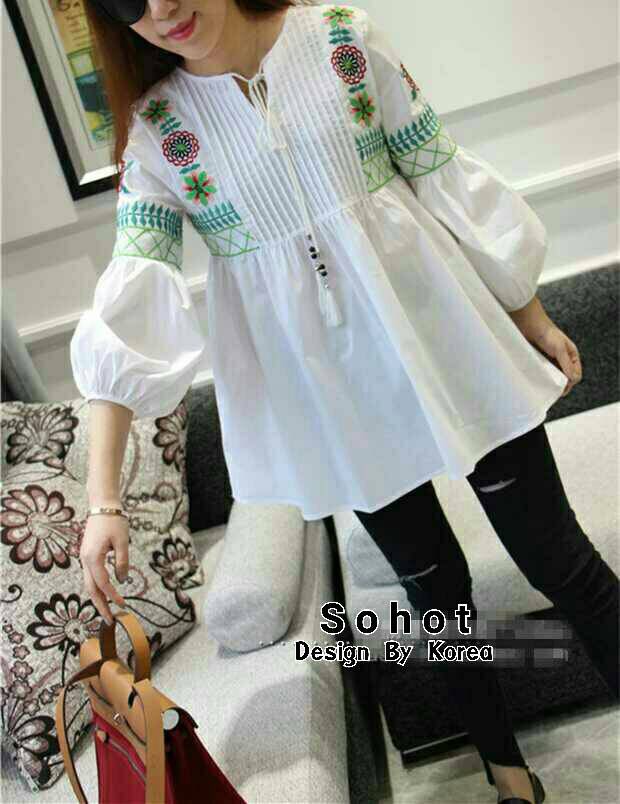 เสื้อปักสไตล์สาวโบฮีเมี่ยน ผ้าดีงานปักสวย ตีเกร็ดที่หน้าอก คอมีเชือกพู่ คัทติ๊งเนี๊ยบงานสวยน่าใส่ฝุดค้ะ