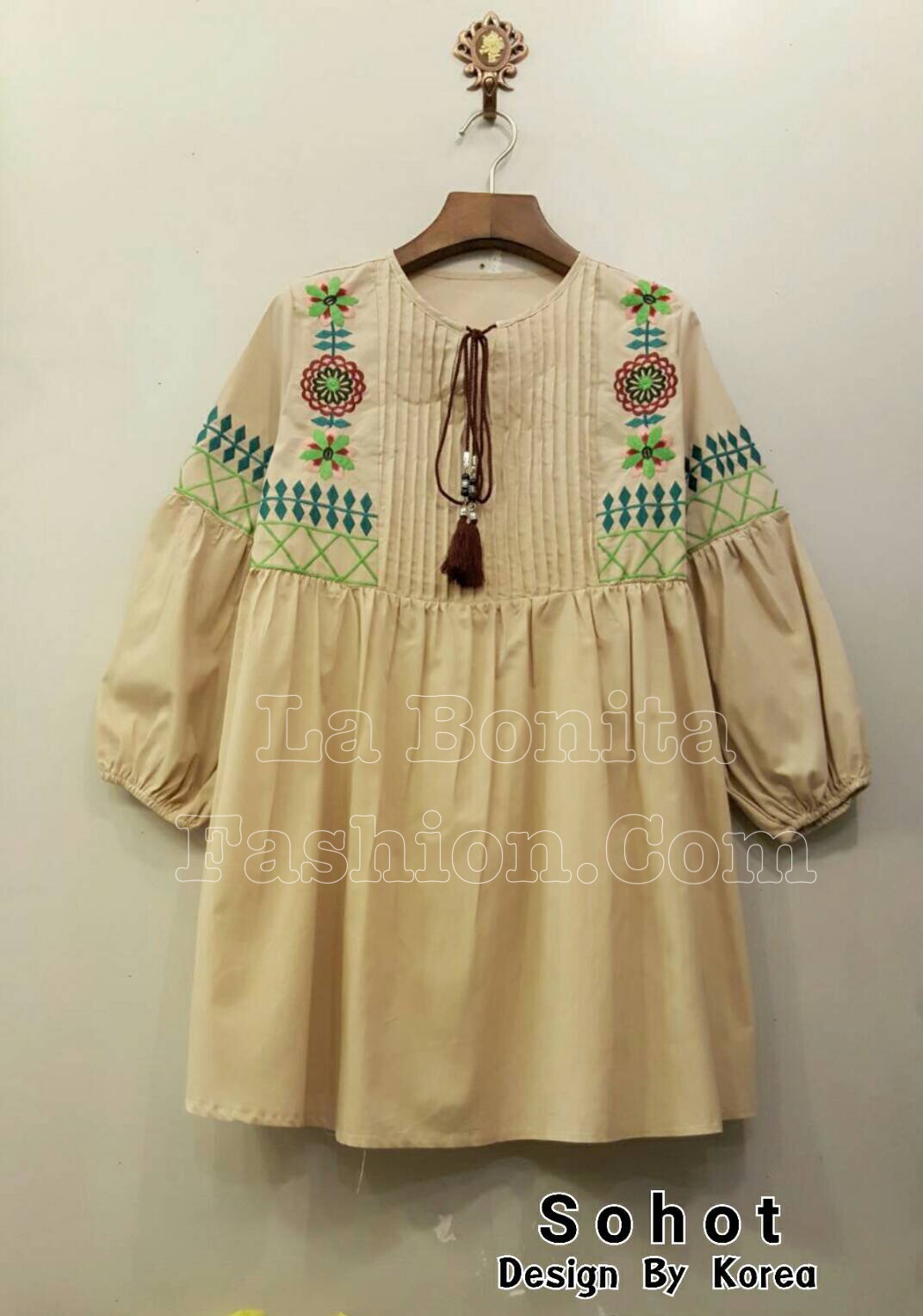 เสื้อปักสไตล์สาวโบฮีเมี่ยน ผ้าดีงานปักสวย ตีเกร็ดที่หน้าอก คอมีเชือกพู่ คัทติ๊งเนี๊ยบงานสวยน่าใส่ฝุดค้ะ