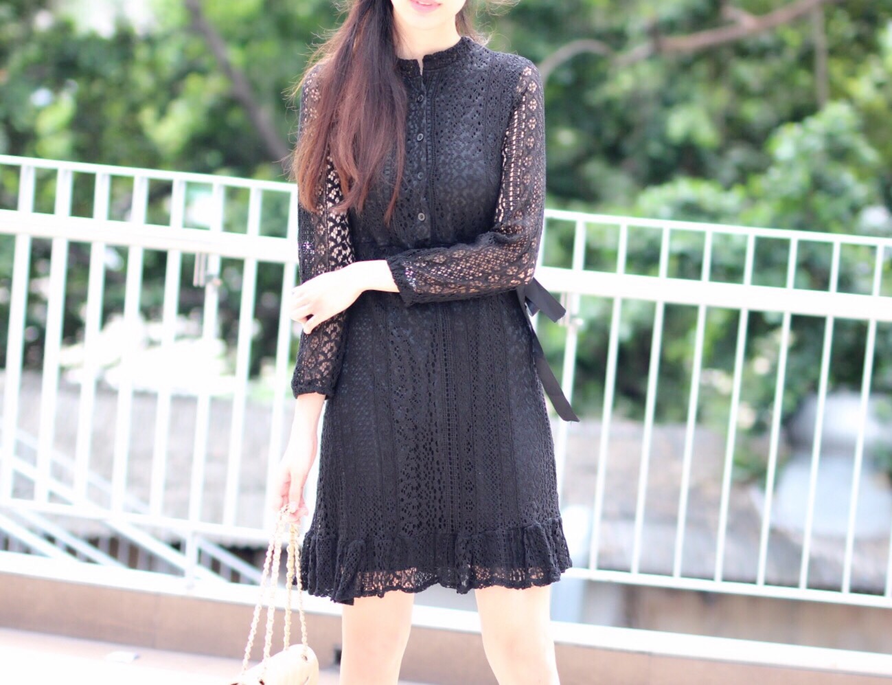 เดรสลูกไม้สีดำแขนซีทรู