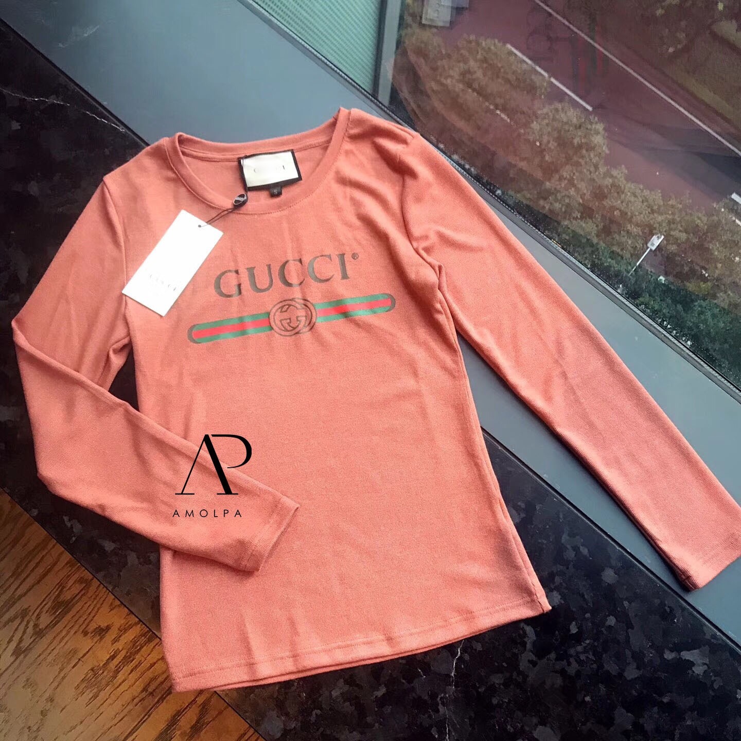 เสื้อแขนยาว GUCCI ผ้าไหมพรมทอบาง ไม่หนา ใส่สบายมาก เข้ารูปหน่อยๆ งานดี สาวมั่น ลุคเปรี้ยว ห้ามพลาดเด็ดขาด