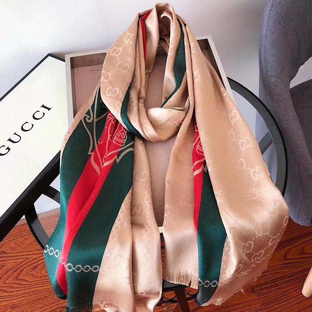 ผ้าพันคอ ผ้าคลุมไหล่ GUCCI รอบนี้มาเป็นเซ็ทของขวัญสุดหรูพร้อมกล่องและถุงกระดาษ