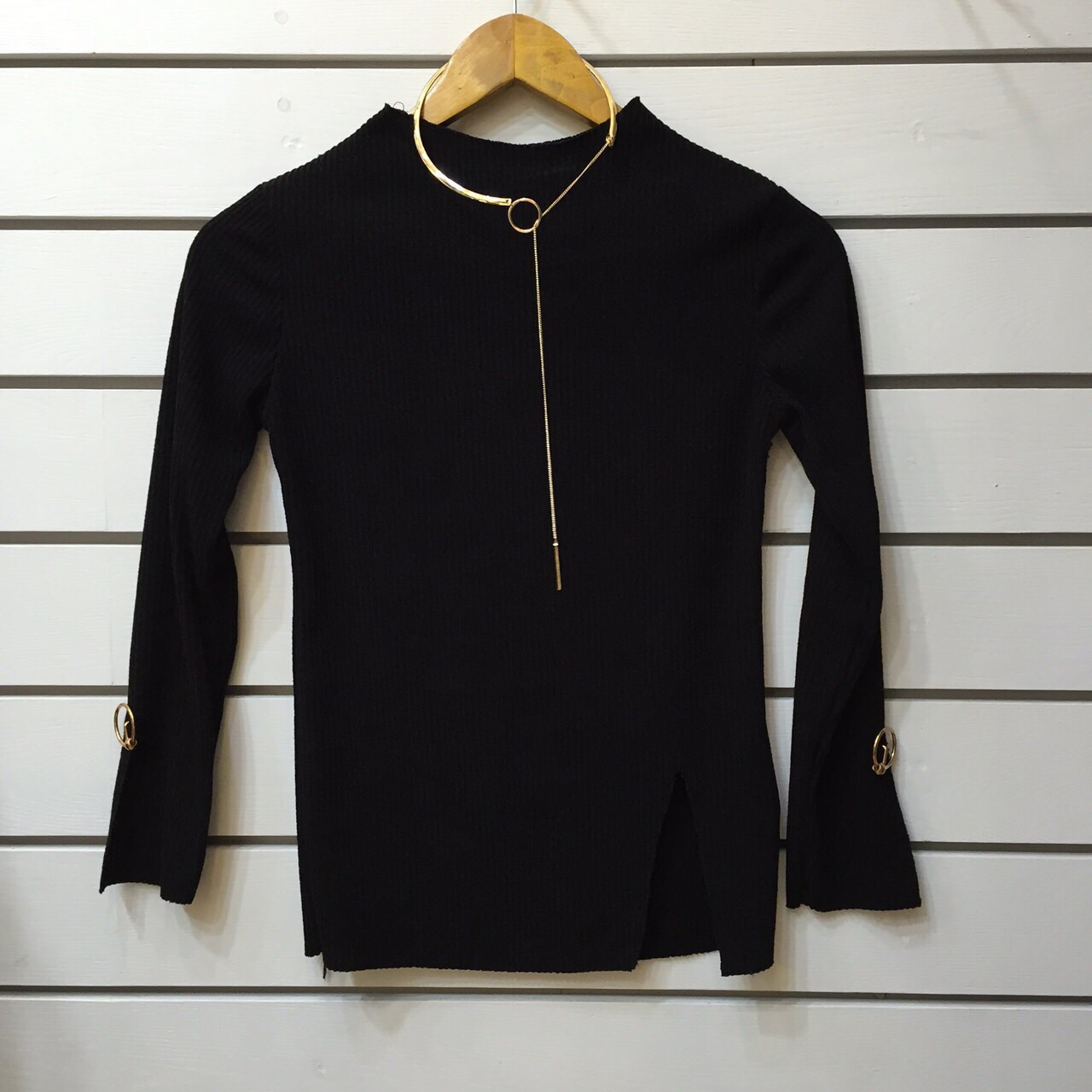 เสื้อทอknit ทรงผ่าแขนและแต่งห่วง มาพร้อมสร้อยห่วง เข้ากันสุดๆค่ะ