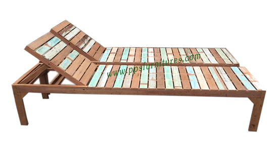 เตียงชายหาดไม้เก่า