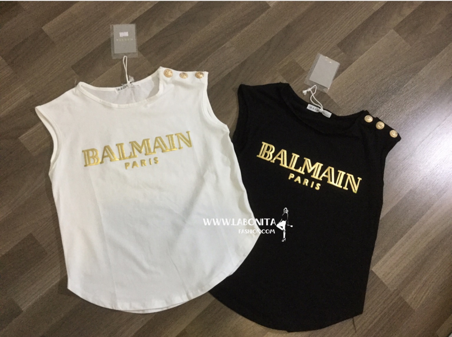 เสื้อยืดแขนกุด BALMAIN ติดกระดุมทองที่ไหล่แบบดาราใส่
