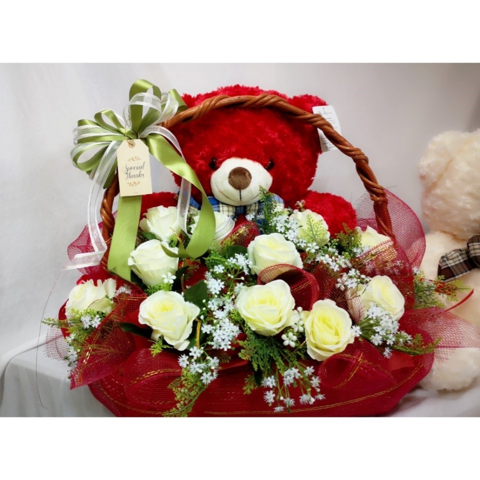 กระเช้าดอกไม้แห้ง พร้อมตุ๊กตาหมี