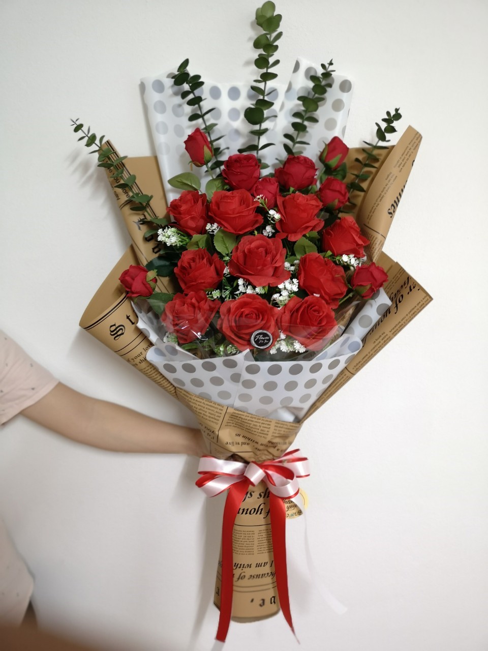 ช่อดอกกุหลาบแดง ทรงสูง (ดอกไม้ประดิษฐ์)