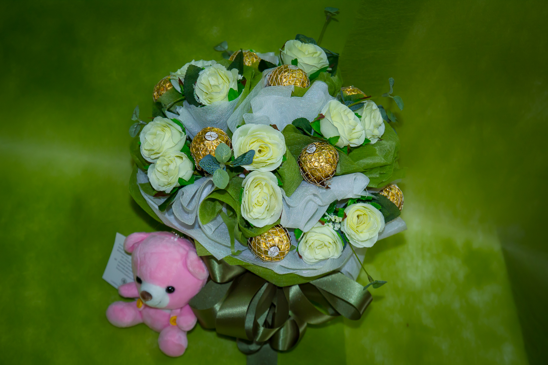 ช่อเฟอเรโร่ (Ferrero Rocher) 9 ลูก ดอกกุหลาบสีขาว กระดาษสีเขียว