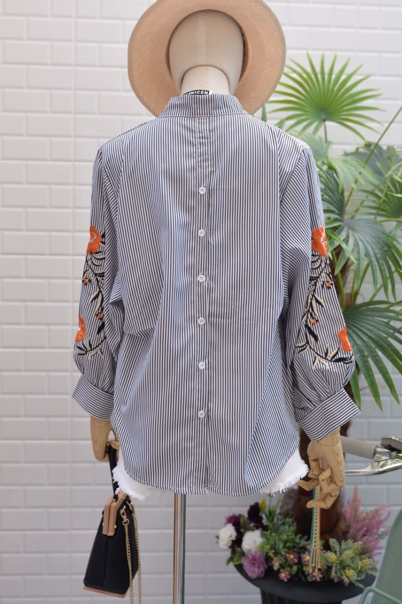 New เสื้อผ้าคอตตอนเชิ๊ต ปักดอกส้ม ทรงคอวี ด้านหลังติดกระดุมเรียงงานสวย เท่ห์ มากค่ะ