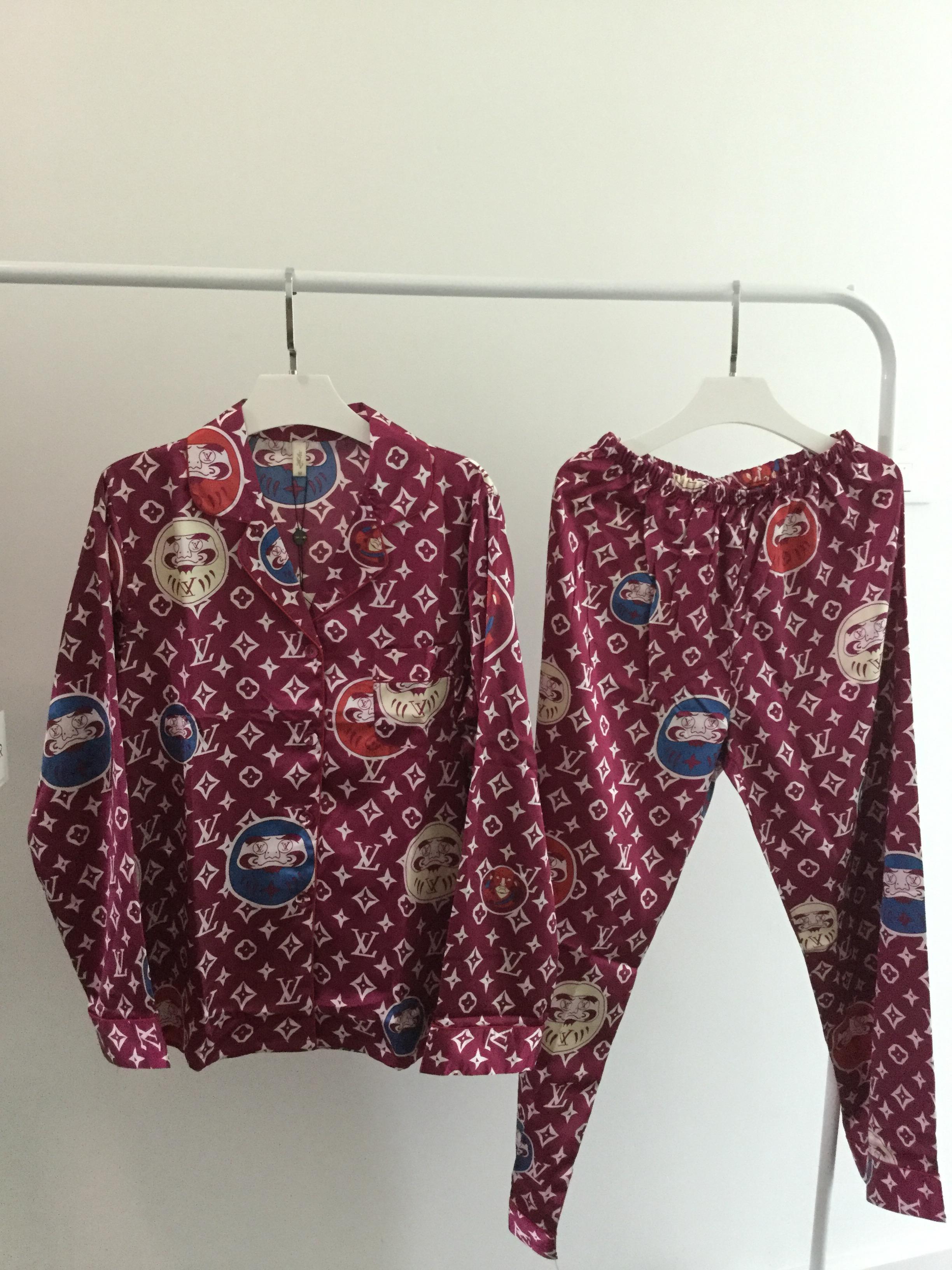 ชุดนอนขายาว ลาย LV ผ้าซาตินลื่นๆ ใส่สบาย