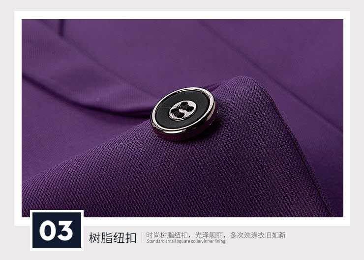 เสื้อสูทผู้ชาย สีแดง แต่งขอบกระเป๋าหน้าอกสีขาว กระดุม 2 เม็ด คอปก แขนยาว กระเป๋าข้างใช้งานได้ มีซับใน มีกระเป๋าด้านใน