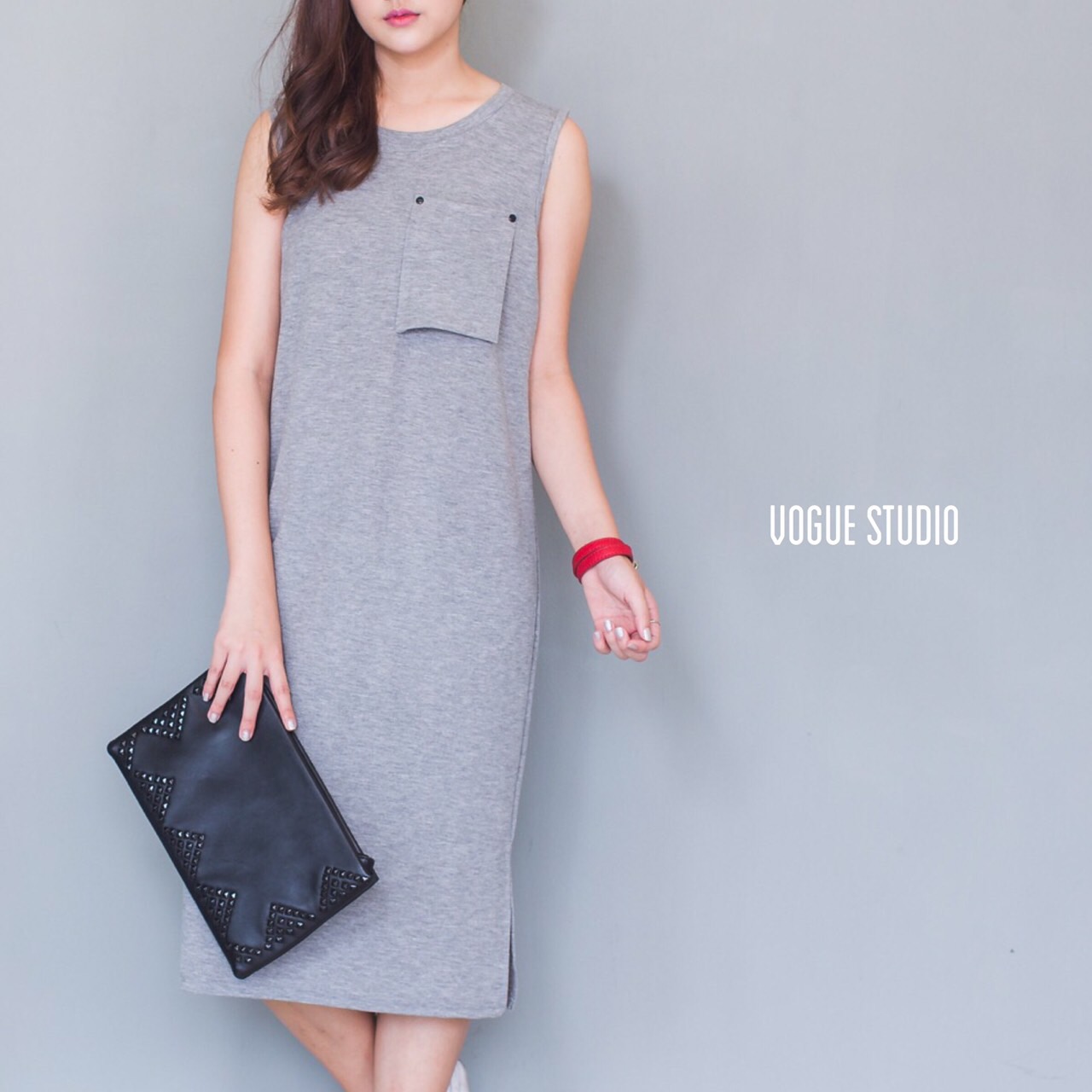 เดรสคอกลมตัวยาว เพิ่มลูกเล่นแต่งกระเป๋าเก๋ๆที่อก ผ่าชายเดรสด้านข้าง ใช้เนื้อผ้านิ่ม ใส่สบาย ทรงน่ารัก ให้ลุคเรียบเท่ สไตล์เกาหลีคะ