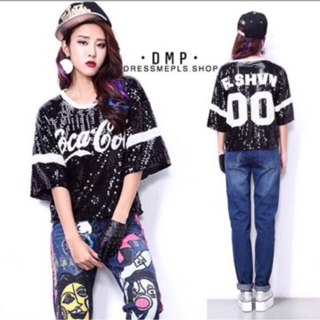 KOREA ITEM COCA COLA TOP สินค้าพร้อมส่งจร้า ห้ามพลาดเลยน่ะค่ะสาวๆ สำหรับเสื้อรุ่นนี้ แม่ค้าช๊อปปชอบ เสื้อวิ๊ง Coca Cola งานปักแน่นๆ ปราณีตสุดเลยจร้า แมทซ์กับ อะไรก็เริสคร้า แม่ค้าการันตรีเลยยย เหมาะกับสาวๆทุกไซค์เลย น่ะค่ะ