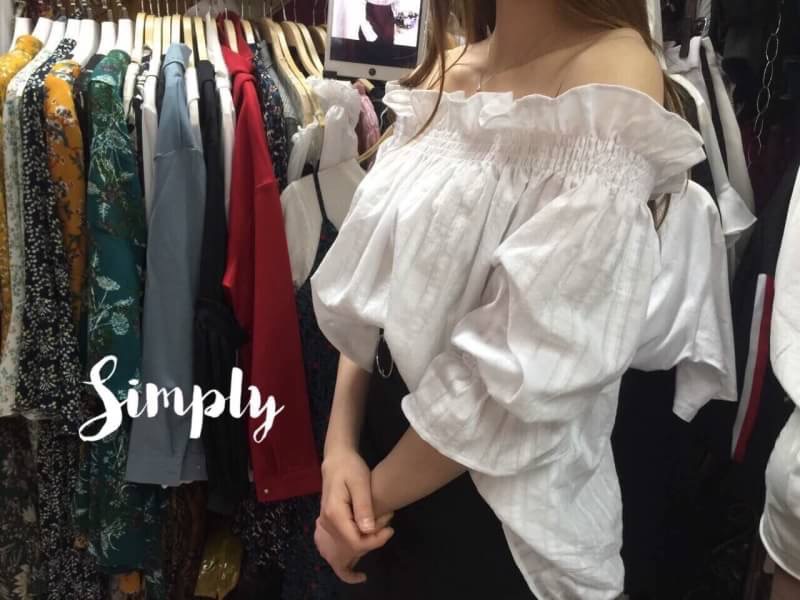 เสื้อปาดไหล่ แขนจั้ม แต่งลอนระบายน่ารักๆที่อกและแขน เนื้อผ้าดีมากกก แมตซ์กับอะไรก็น่ารัก งานสวย ใส่ออกมาน่ารักตามแบบเป๊ะเลยค่า