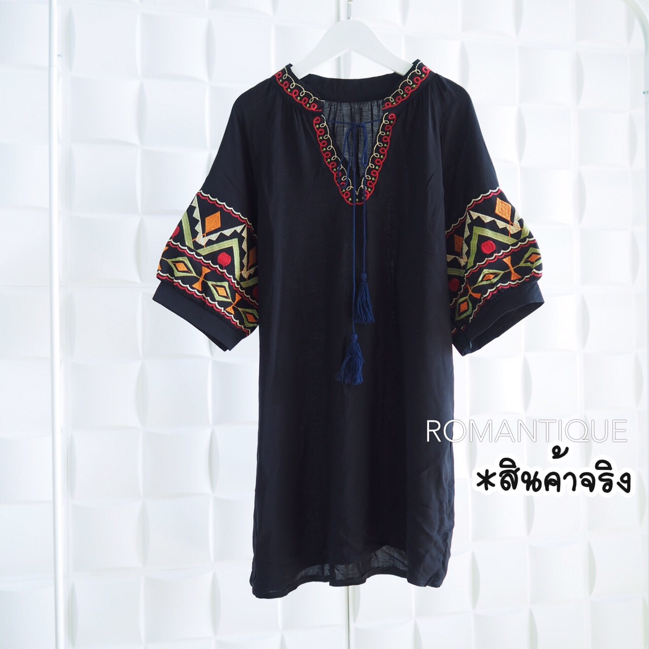 เสื้อสีดำ ตัวยาวสไตล์โบฮีเมียน คอวีผูกเชือก ช่วงแขนปักลวดลายสวยๆ