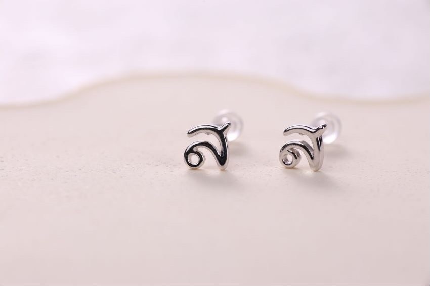 ต่างหูสำหรับผิวแพ้ง่าย เงินแท้ 92.5% ตัวอักษรภาษาอังกฤษ ก-ฮ เลือกผสมได้เลยค่ะ (ราคาต่อข้าง)_ES002